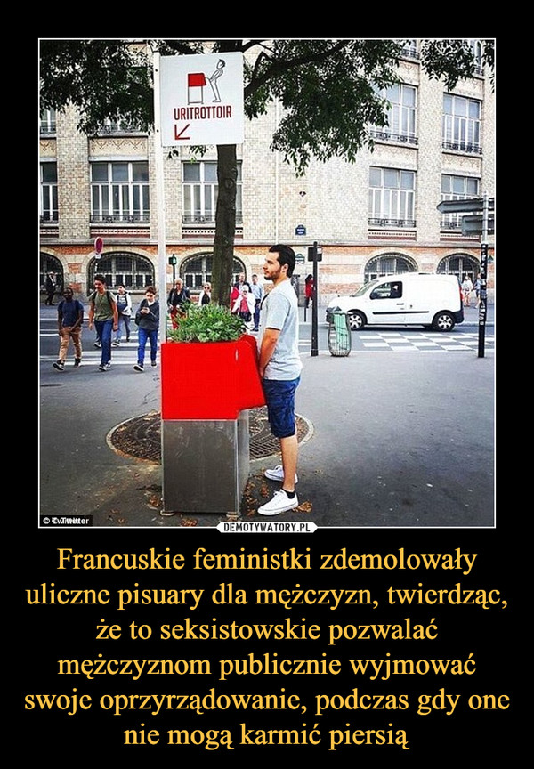 Francuskie feministki zdemolowały uliczne pisuary dla mężczyzn, twierdząc, że to seksistowskie pozwalać mężczyznom publicznie wyjmować swoje oprzyrządowanie, podczas gdy one nie mogą karmić piersią