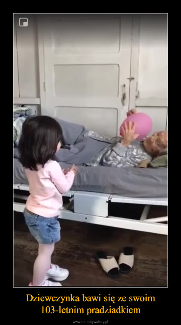 Dziewczynka bawi się ze swoim 103-letnim pradziadkiem –  