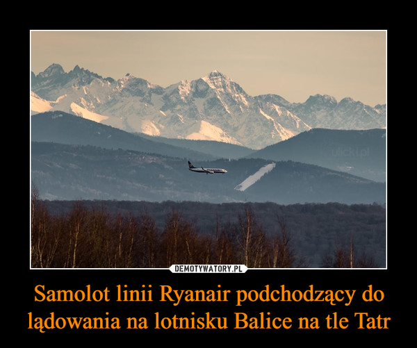 Samolot linii Ryanair podchodzący do lądowania na lotnisku Balice na tle Tatr –  