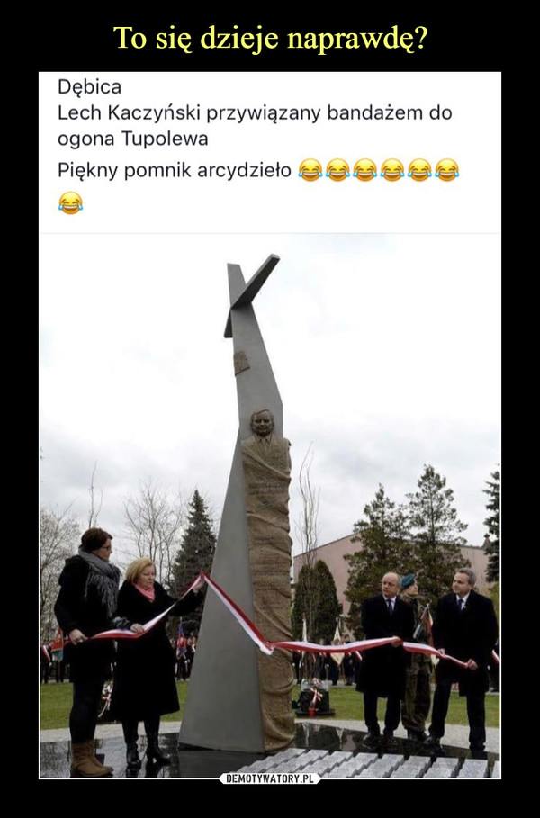  –  Dębica Lech Kaczyński przywiązany bandażem do ogona Tupolewa Piękny pomnik arcydzieło