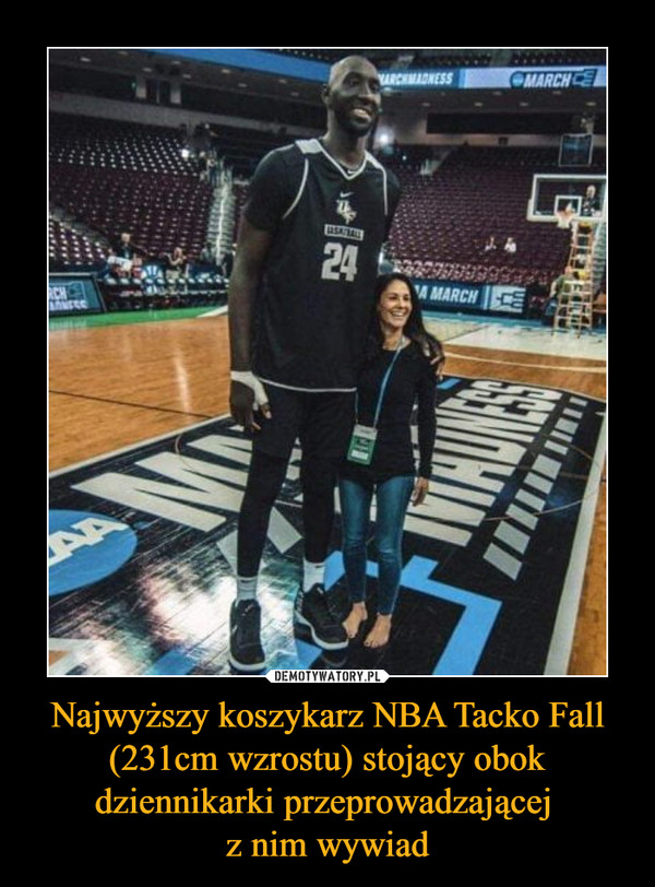 Najwyższy koszykarz NBA Tacko Fall (231cm wzrostu) stojący obok dziennikarki przeprowadzającej z nim wywiad –  
