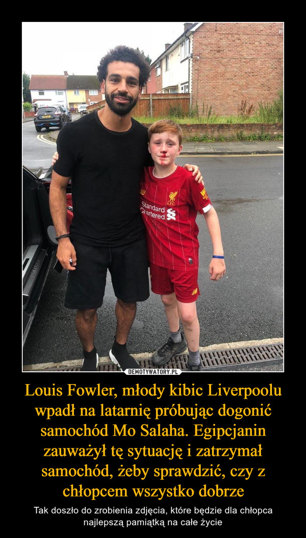 Louis Fowler, młody kibic Liverpoolu wpadł na latarnię próbując dogonić samochód Mo Salaha. Egipcjanin zauważył tę sytuację i zatrzymał samochód, żeby sprawdzić, czy z chłopcem wszystko dobrze – Tak doszło do zrobienia zdjęcia, które będzie dla chłopca najlepszą pamiątką na całe życie 