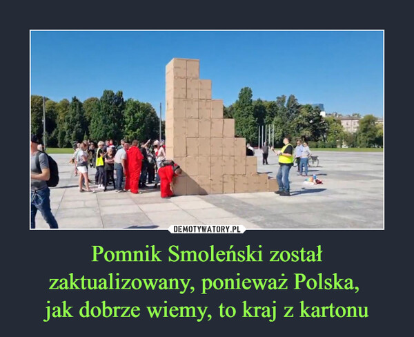 Pomnik Smoleński został zaktualizowany, ponieważ Polska, jak dobrze wiemy, to kraj z kartonu –  