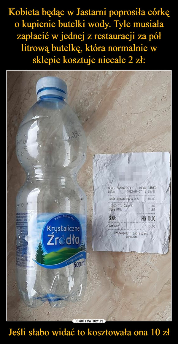 Kobieta będąc w Jastarni poprosiła córkę o kupienie butelki wody. Tyle musiała zapłacić w jednej z restauracji za pół litrową butelkę, która normalnie w sklepie kosztuje niecałe 2 zł: Jeśli słabo widać to kosztowała ona 10 zł
