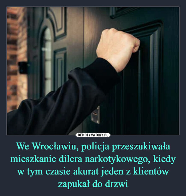 We Wrocławiu, policja przeszukiwała mieszkanie dilera narkotykowego, kiedy w tym czasie akurat jeden z klientów zapukał do drzwi –  