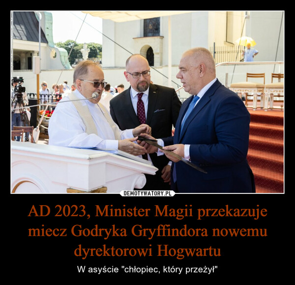 AD 2023, Minister Magii przekazuje miecz Godryka Gryffindora nowemu dyrektorowi Hogwartu – W asyście "chłopiec, który przeżył" 