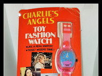 "Taki sobie wybrałam" –  CHARLIE'SANGELSTOYFASHIONWATCH●LIKE A REAL WATCH!●TICKS! KEEPS TIME!SEE THE FIGURESACTUALLY MOVE!CHARLIE'SANGELSCaution: Not Recommended for Children Under 3 Years OldMCMLXXVII Spelling Goldberg Productions. Licensed by Fleetwood Toy Corporation.Distributed by GLJ Toy Co., Syosset, N.Y. 11791NO. 1603 MADE IN HONG KONG